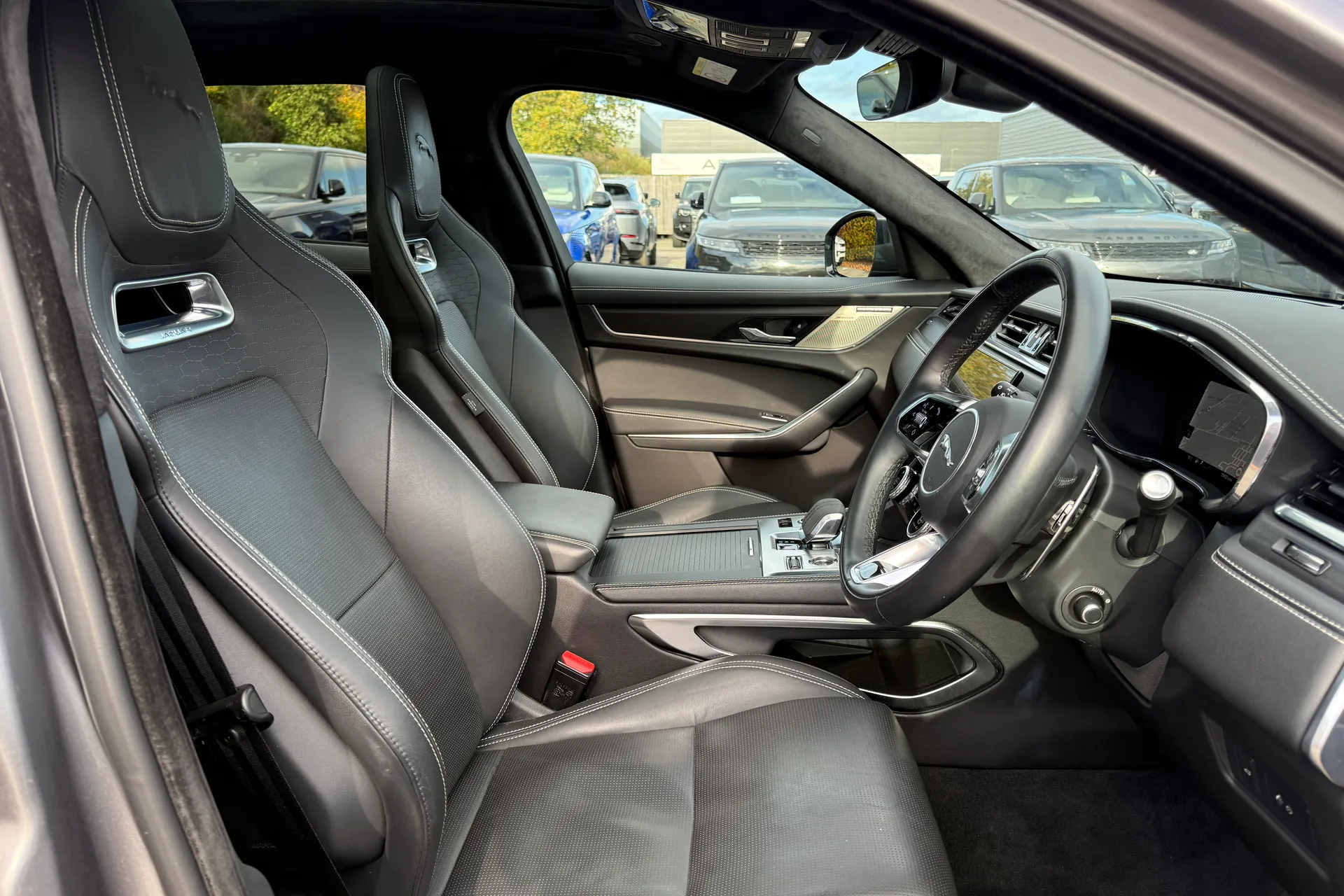 Jaguar F-PACE thumbnail image number 37