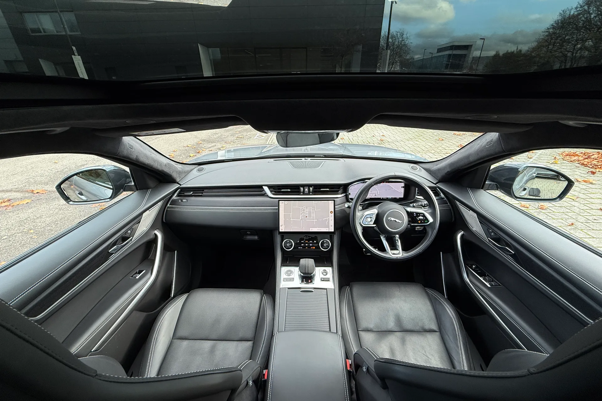 Jaguar F-PACE thumbnail image number 3