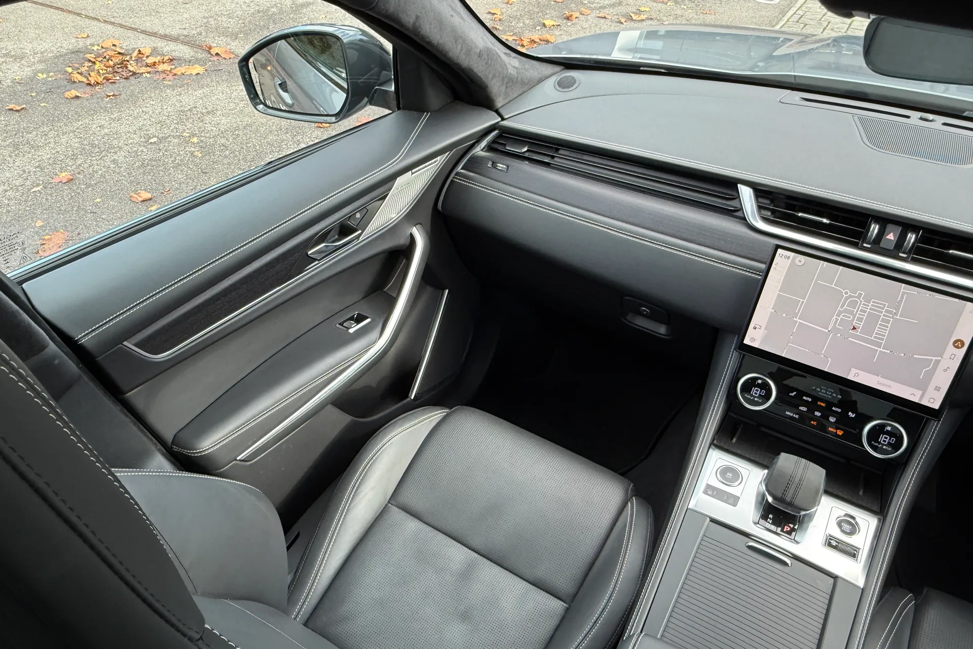 Jaguar F-PACE thumbnail image number 22