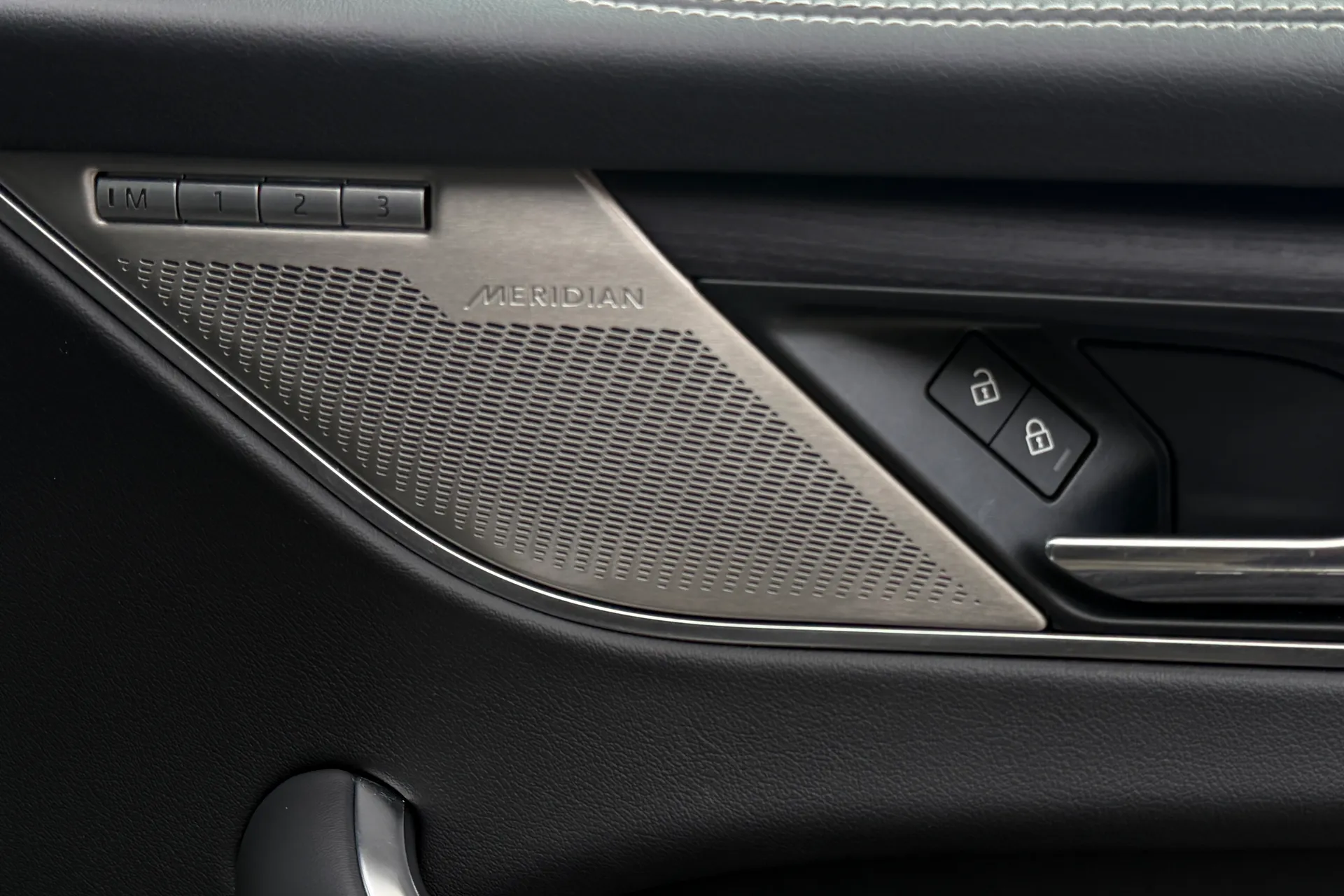 Jaguar F-PACE thumbnail image number 47