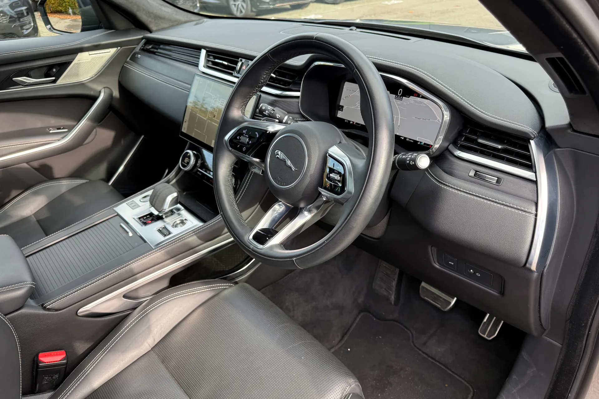 Jaguar F-PACE thumbnail image number 38