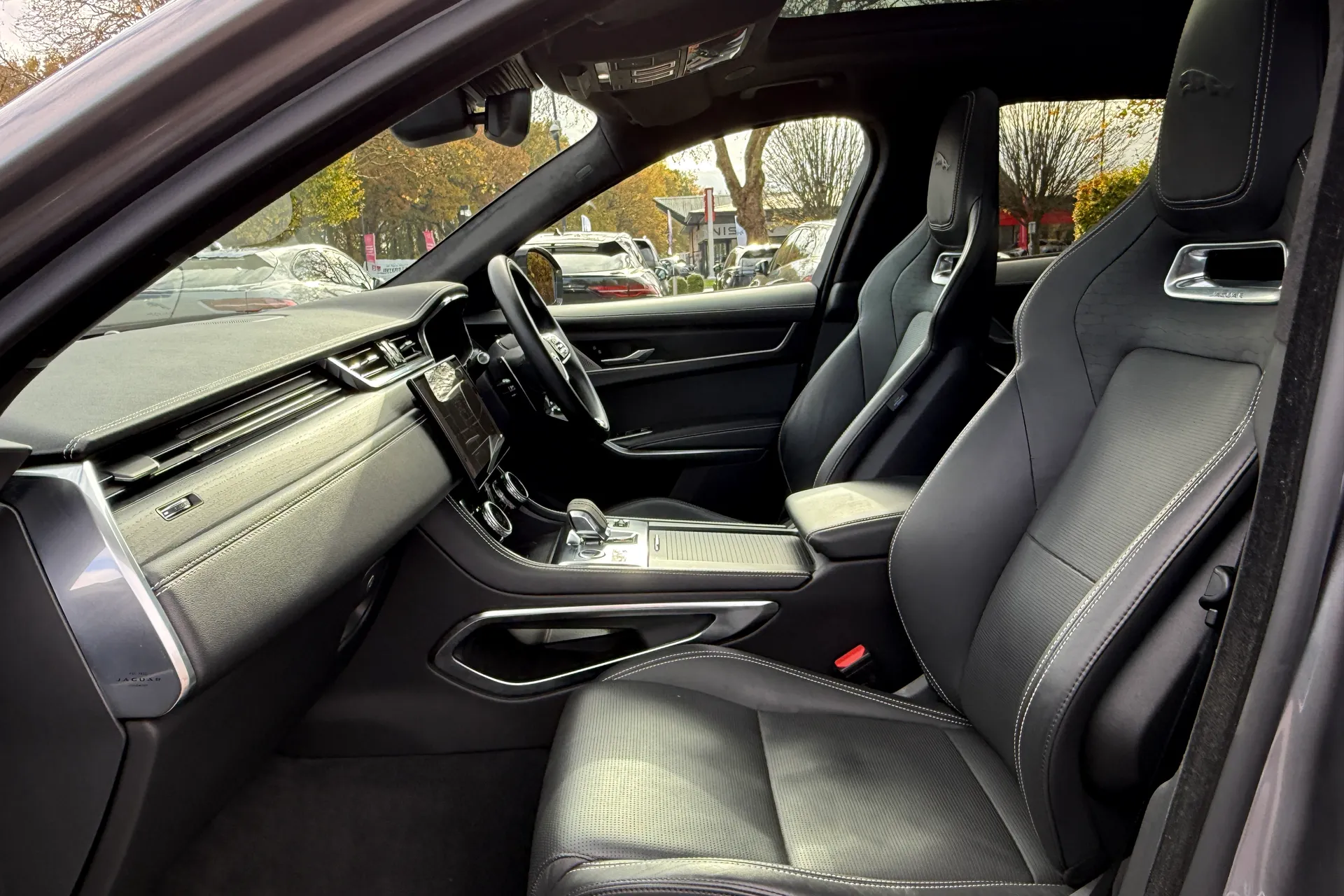 Jaguar F-PACE thumbnail image number 41