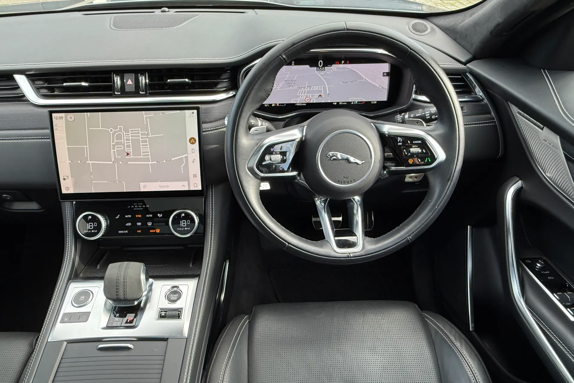 Jaguar F-PACE thumbnail image number 25