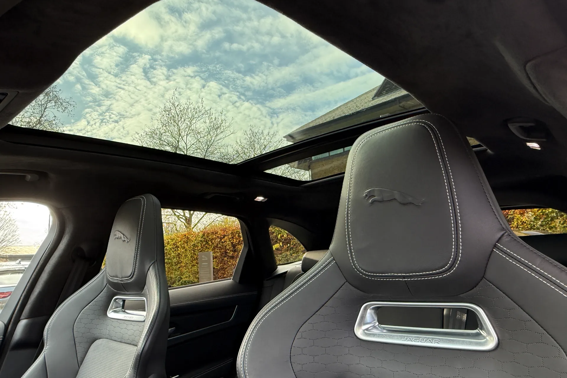 Jaguar F-PACE thumbnail image number 4