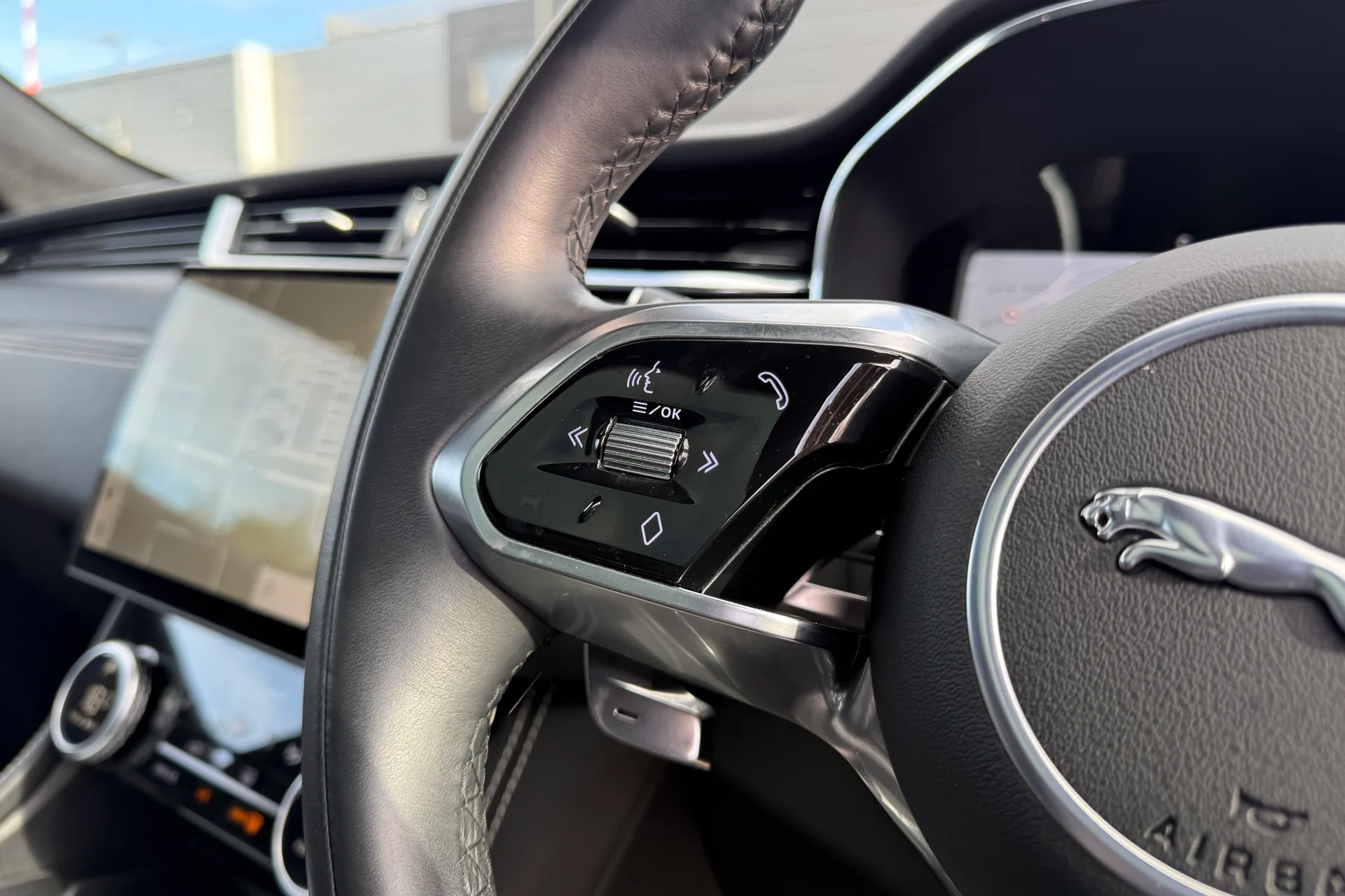 Jaguar F-PACE thumbnail image number 44