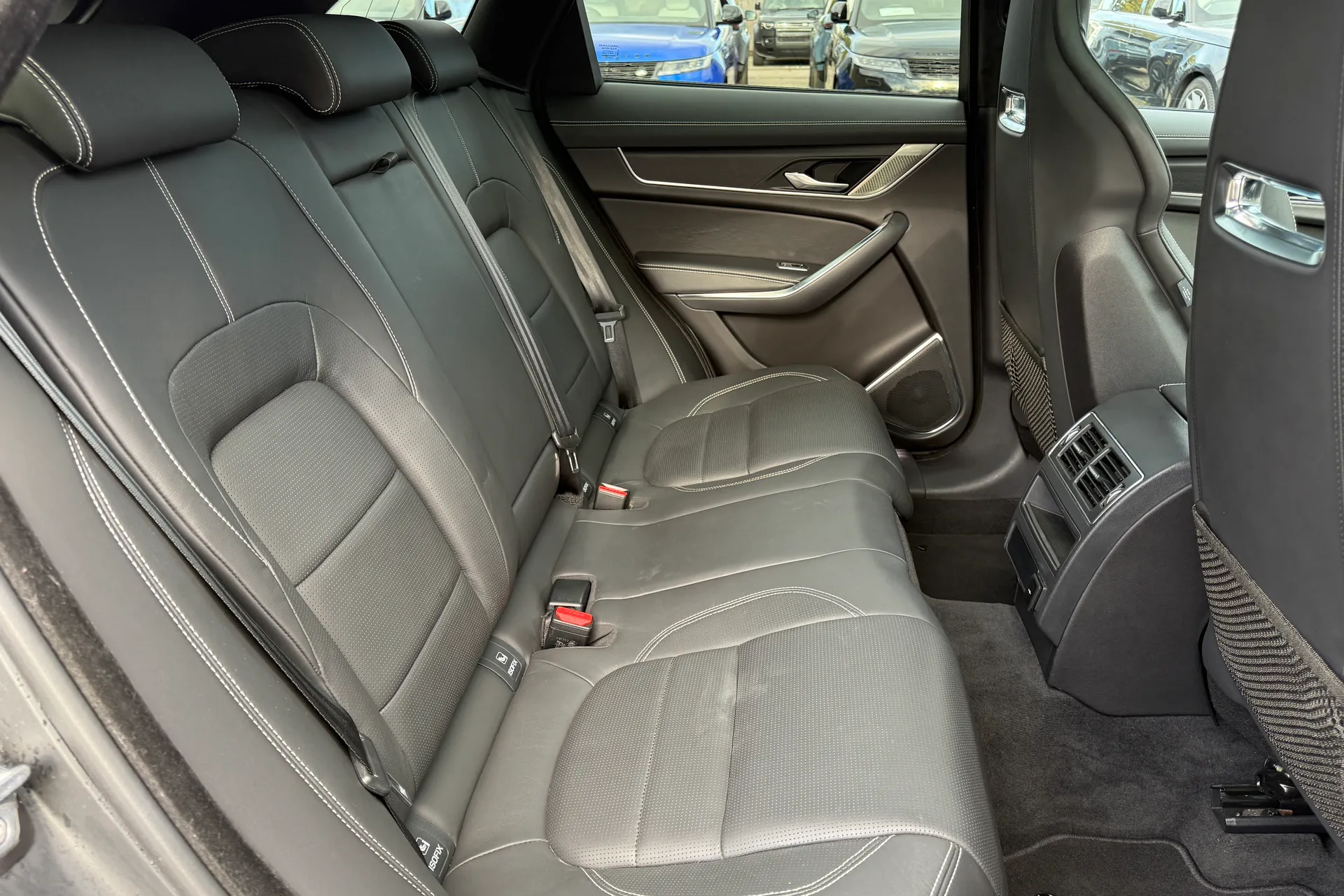 Jaguar F-PACE thumbnail image number 31