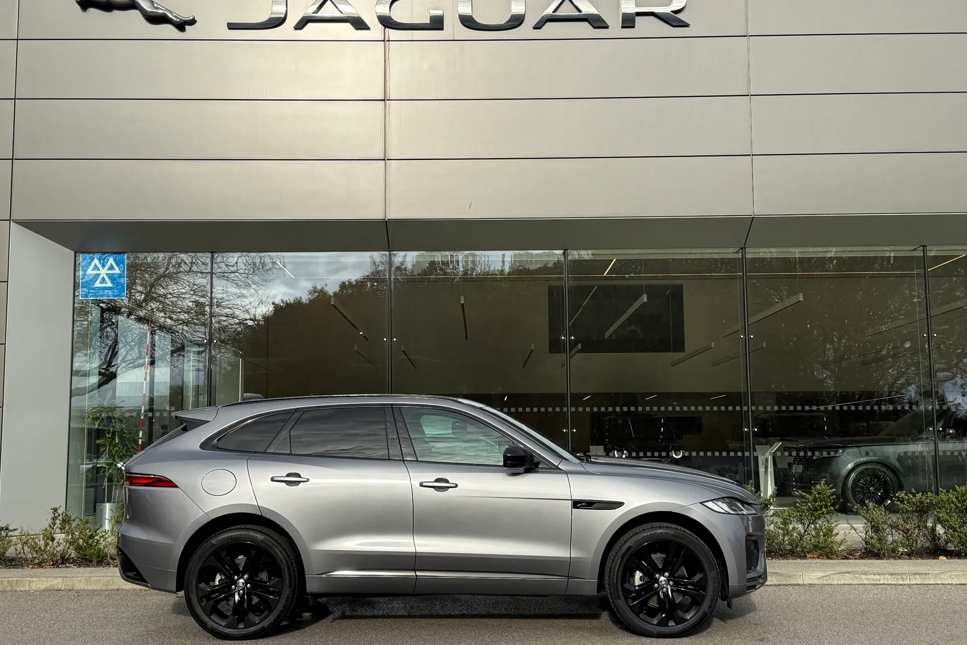 Jaguar F-PACE thumbnail image number 2