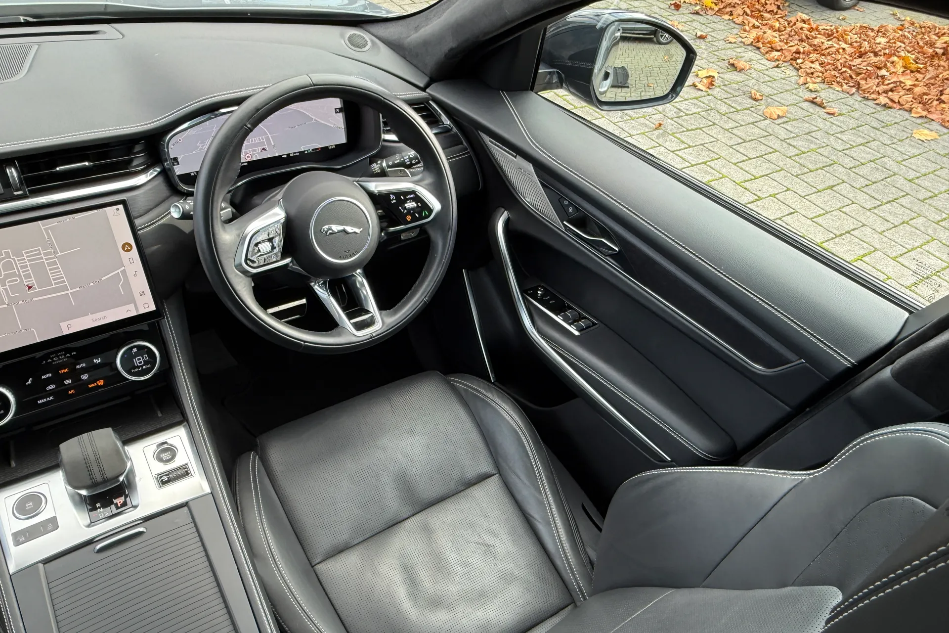 Jaguar F-PACE thumbnail image number 26