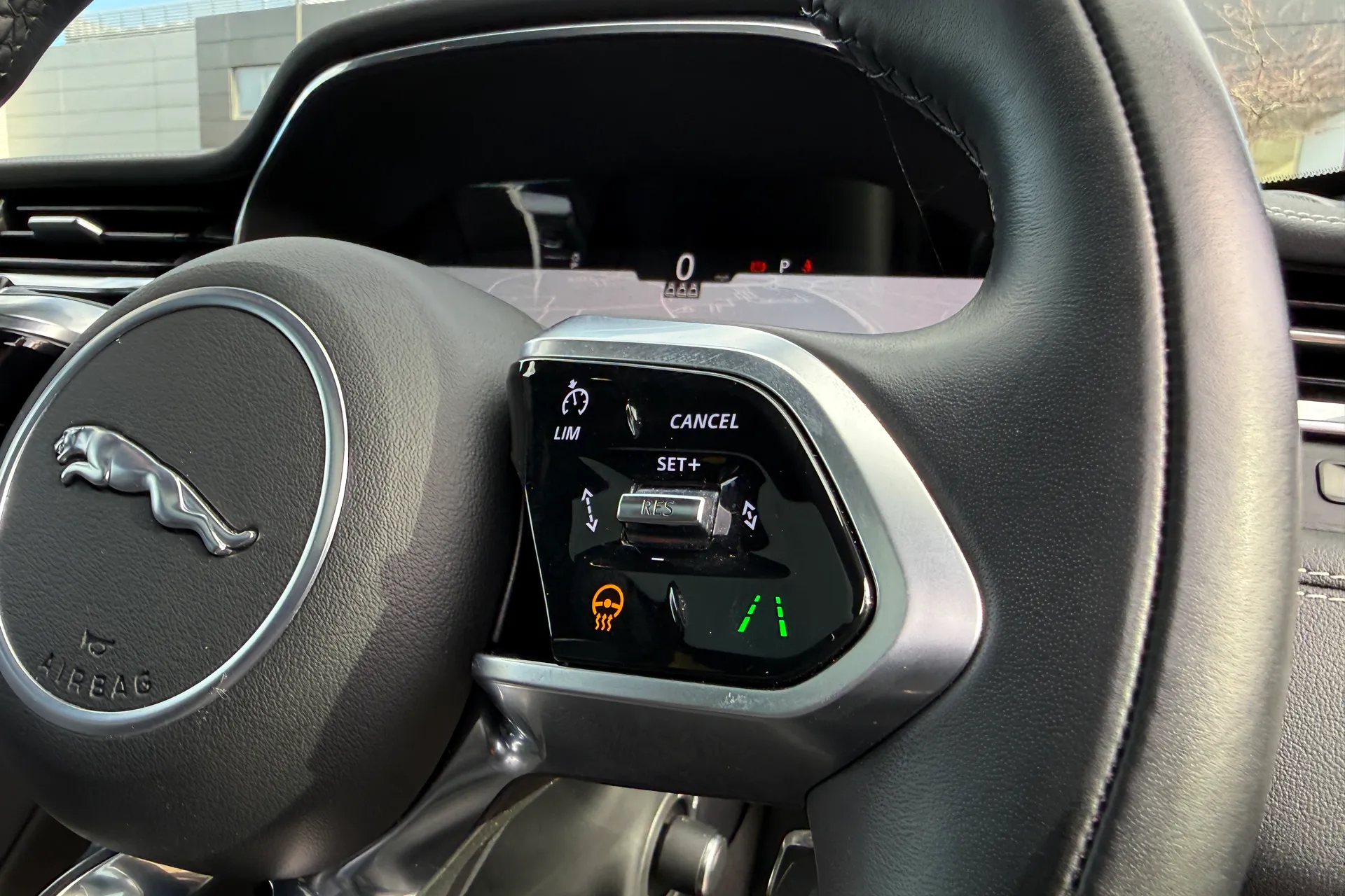 Jaguar F-PACE thumbnail image number 45