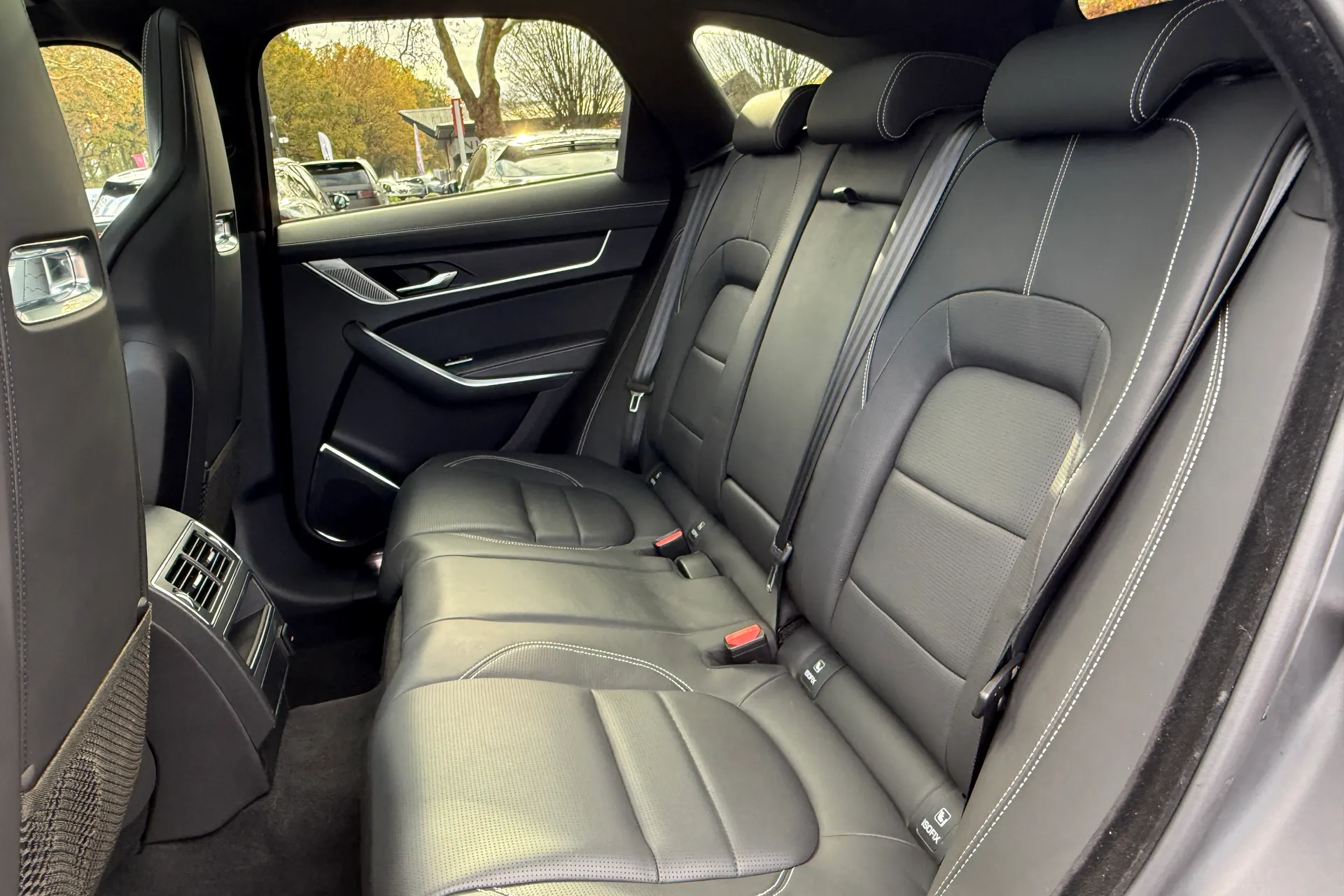 Jaguar F-PACE thumbnail image number 43