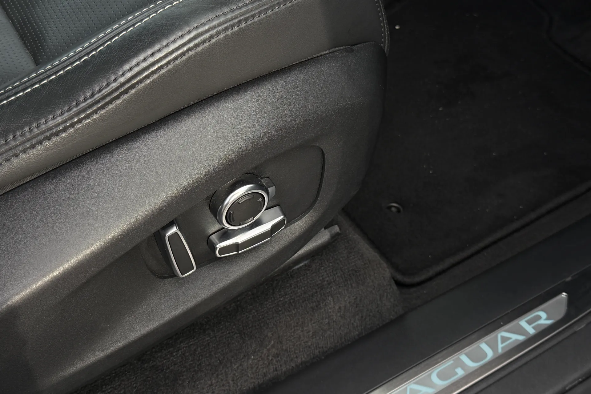 Jaguar F-PACE thumbnail image number 36