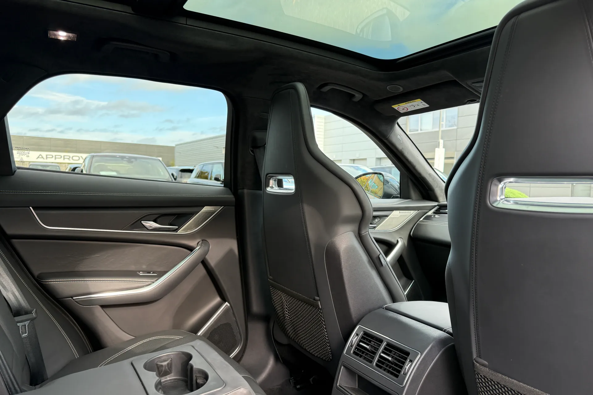 Jaguar F-PACE thumbnail image number 32