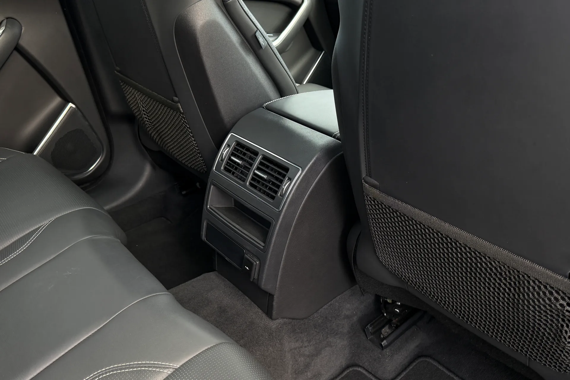 Jaguar F-PACE thumbnail image number 34