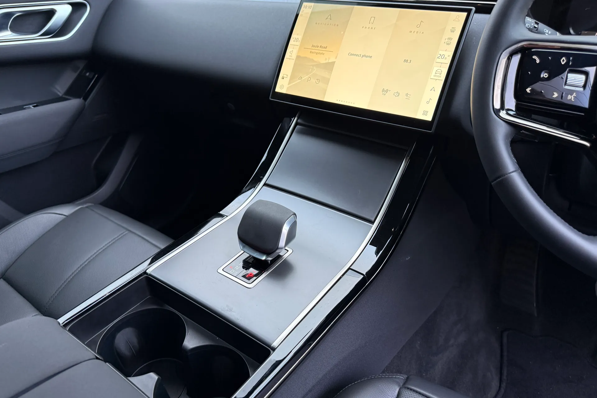 LAND ROVER RANGE ROVER VELAR thumbnail image number 19