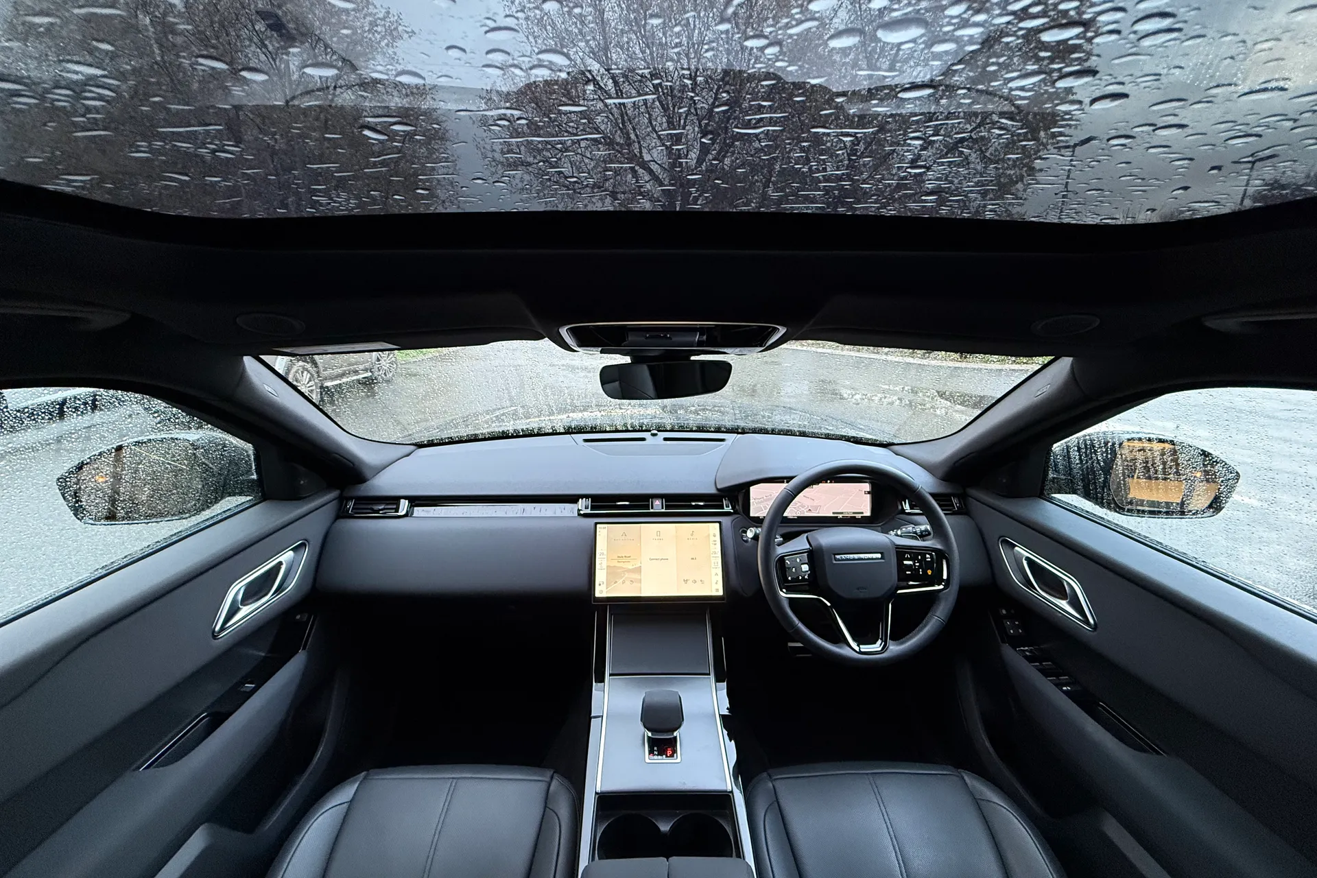 LAND ROVER RANGE ROVER VELAR thumbnail image number 3