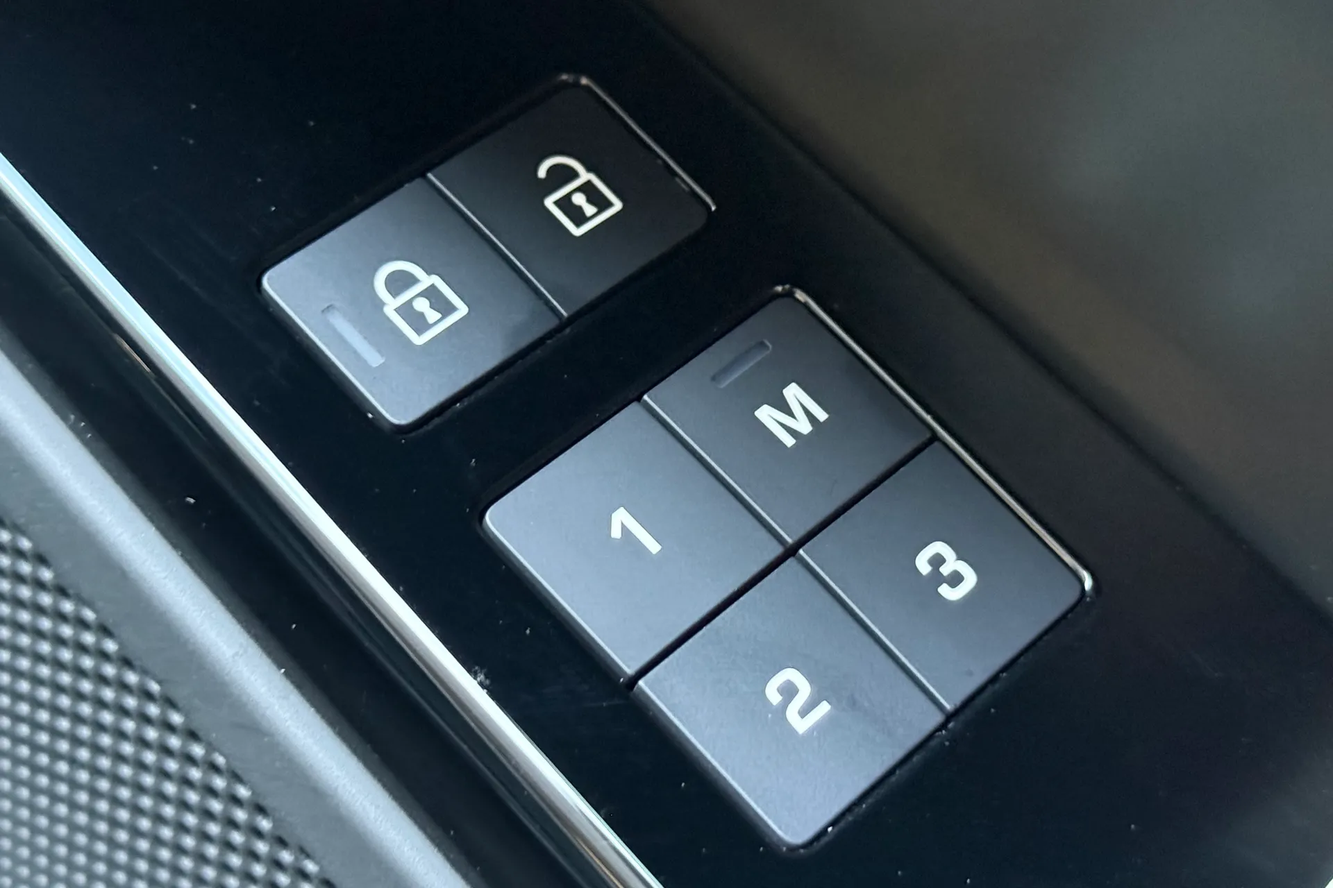 LAND ROVER RANGE ROVER VELAR thumbnail image number 51