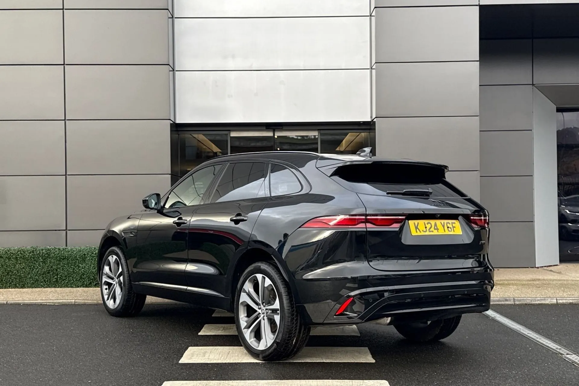 Jaguar F-PACE thumbnail image number 14