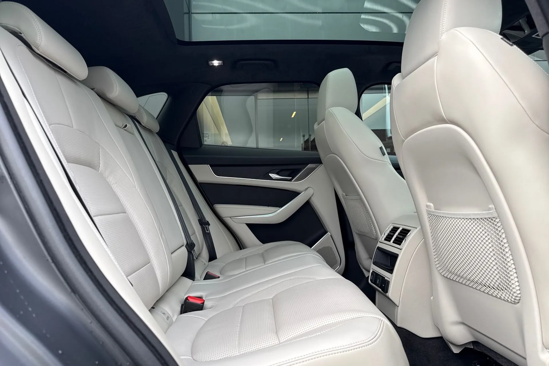 Jaguar F-PACE thumbnail image number 38