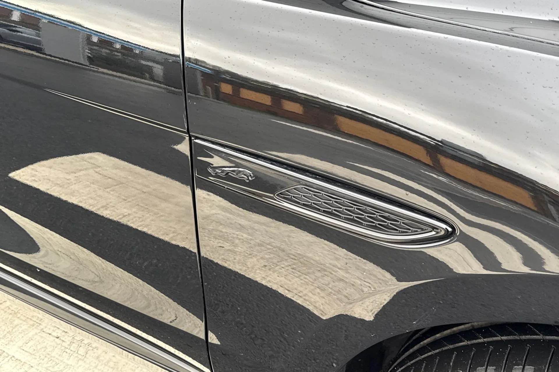 Jaguar F-PACE thumbnail image number 37