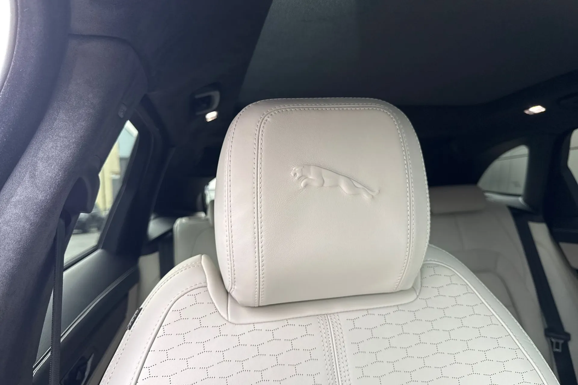 Jaguar F-PACE thumbnail image number 15