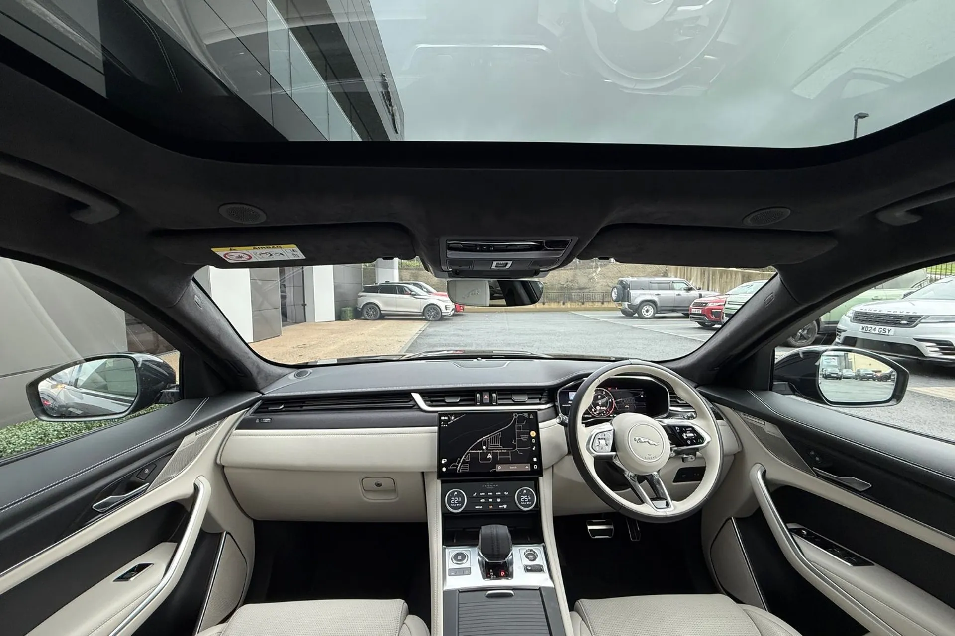 Jaguar F-PACE thumbnail image number 3