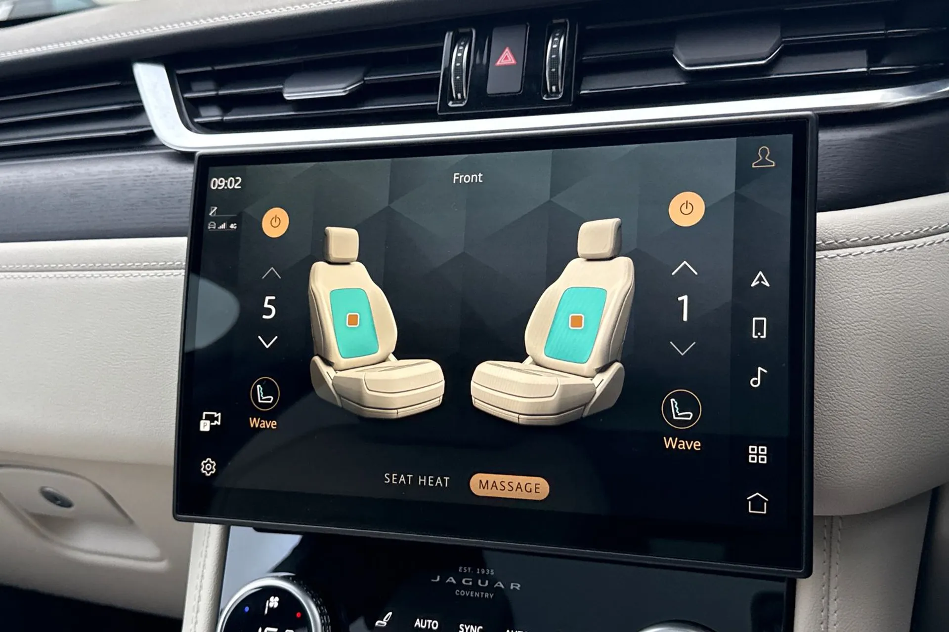 Jaguar F-PACE thumbnail image number 19