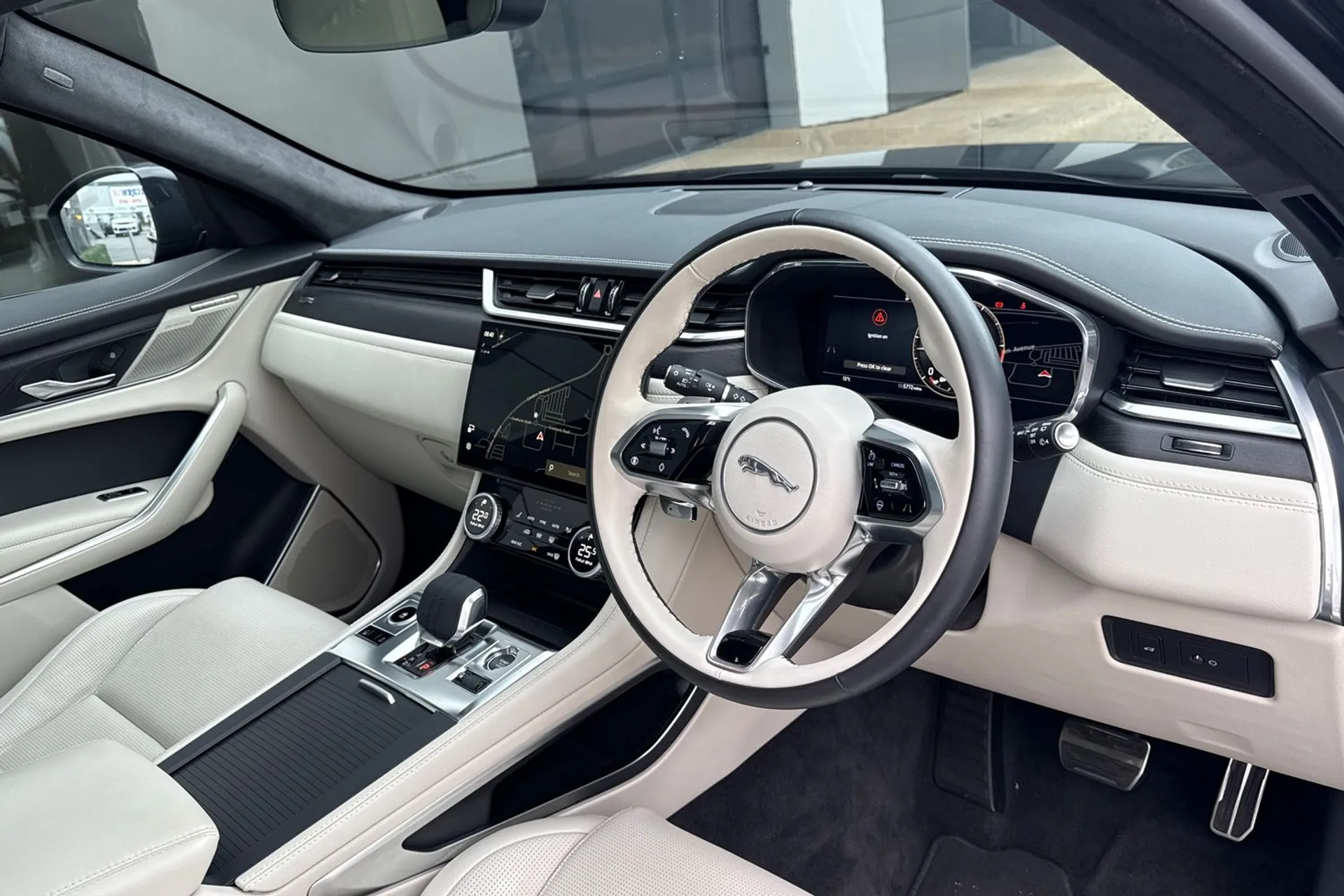 Jaguar F-PACE thumbnail image number 17