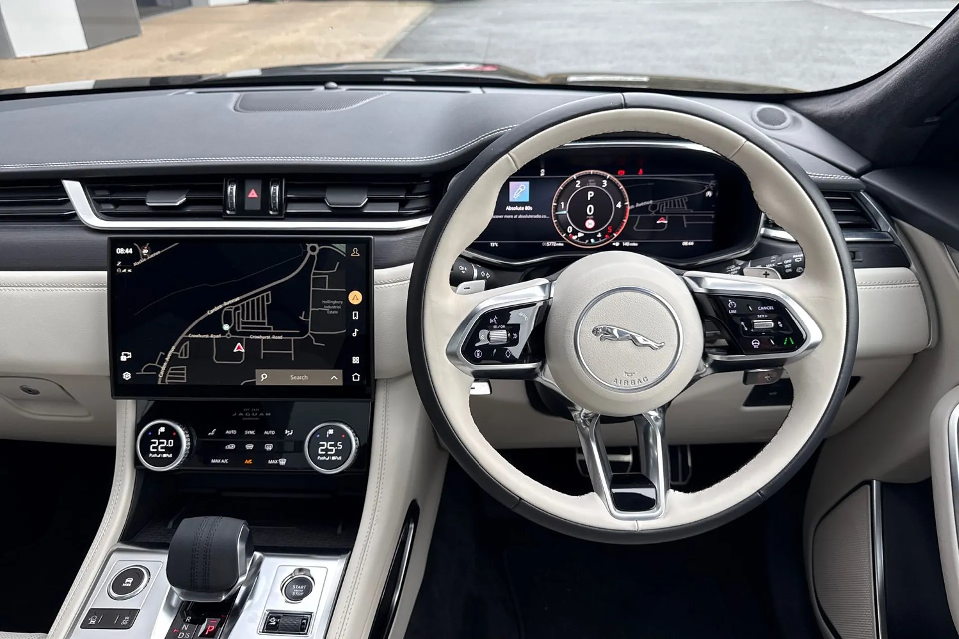 Jaguar F-PACE thumbnail image number 28