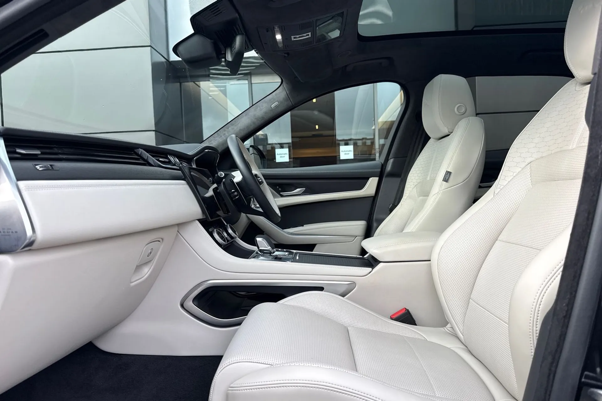 Jaguar F-PACE thumbnail image number 51