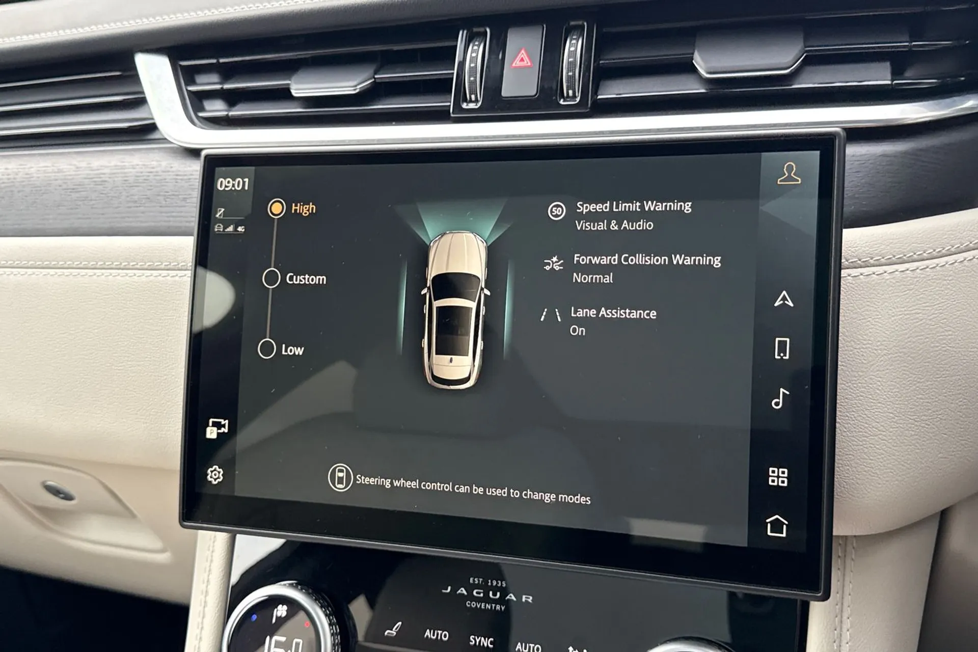 Jaguar F-PACE thumbnail image number 32