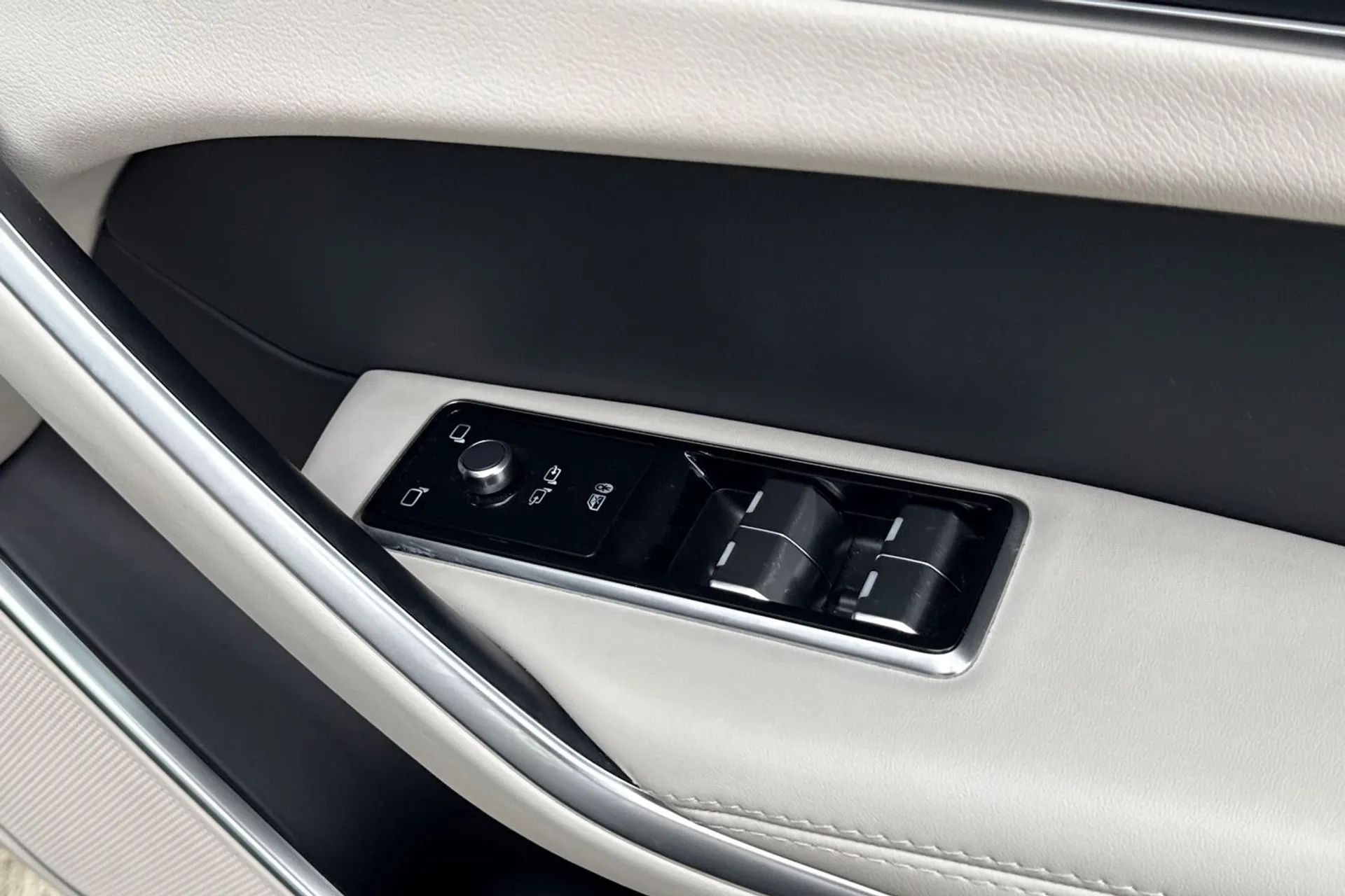 Jaguar F-PACE thumbnail image number 22