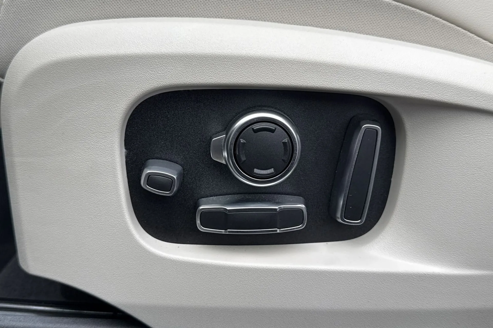 Jaguar F-PACE thumbnail image number 53