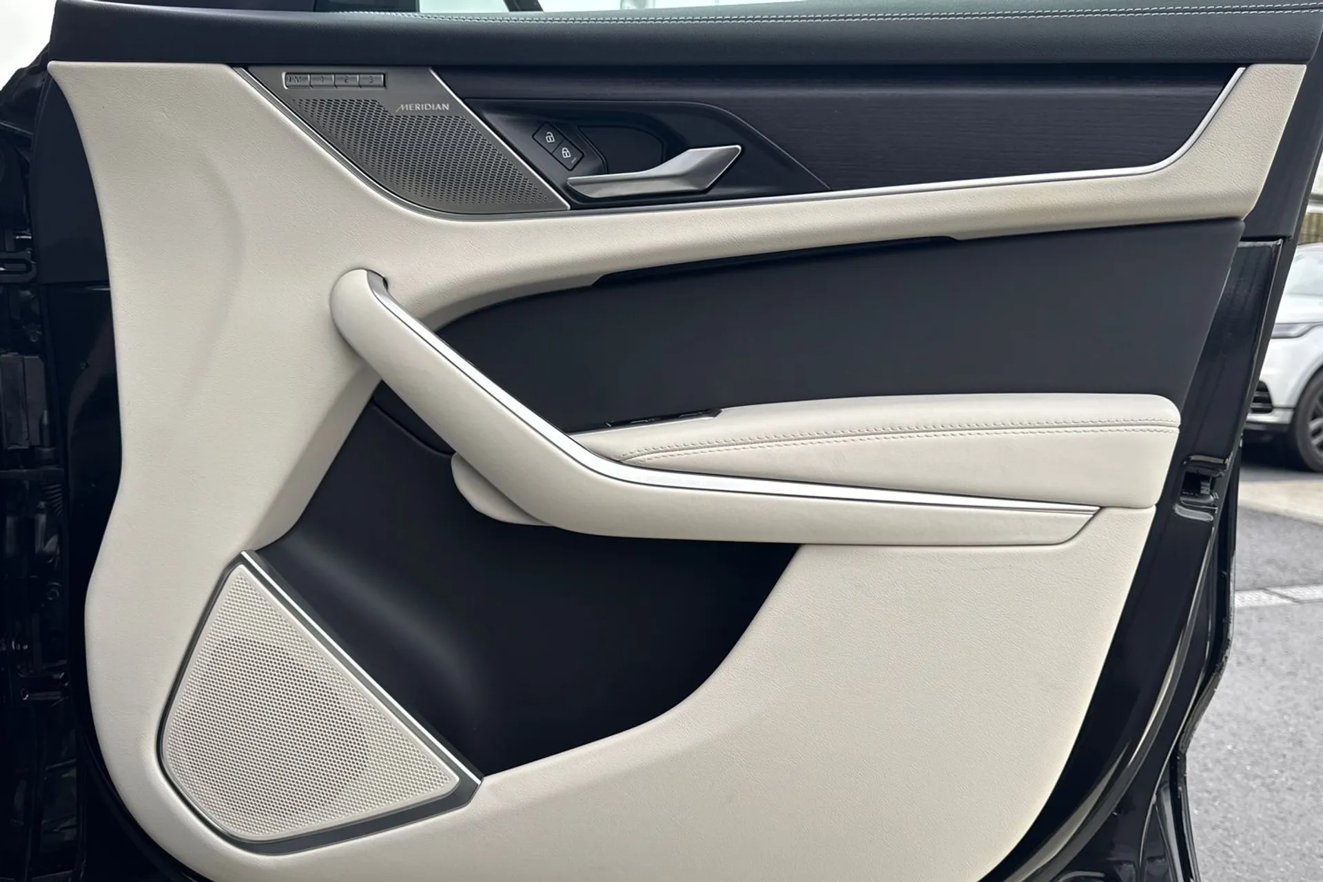 Jaguar F-PACE thumbnail image number 21