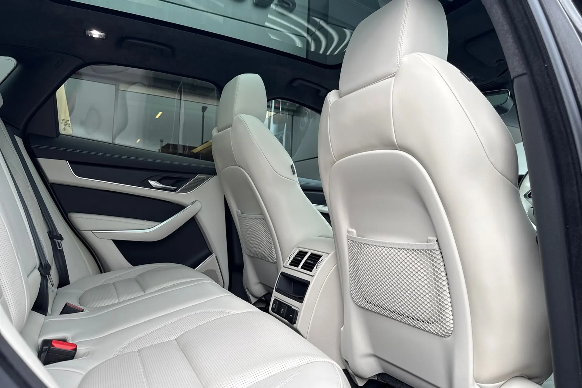 Jaguar F-PACE thumbnail image number 39