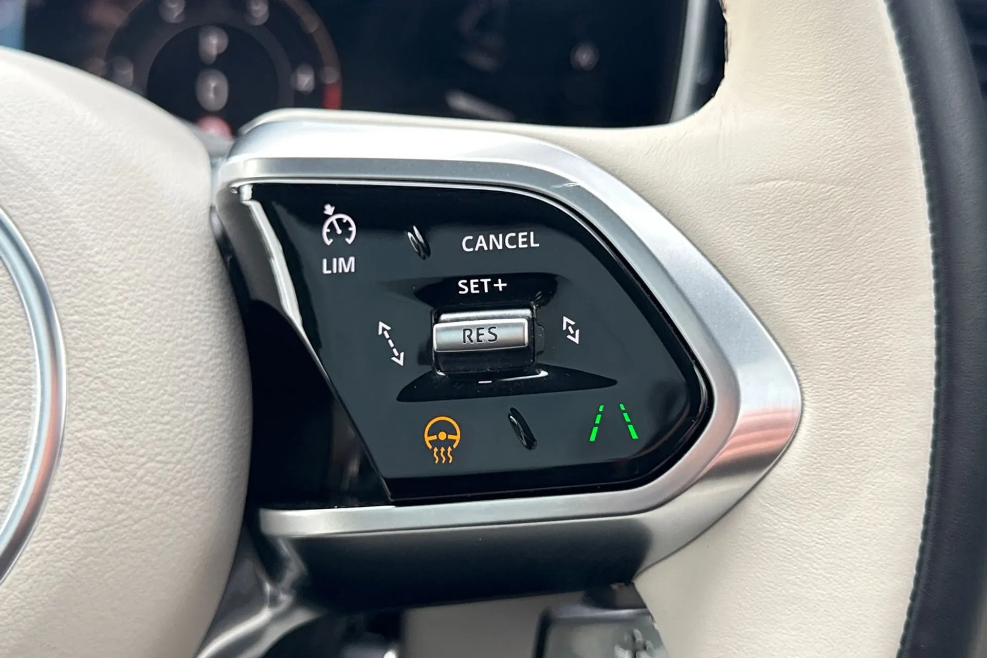 Jaguar F-PACE thumbnail image number 33