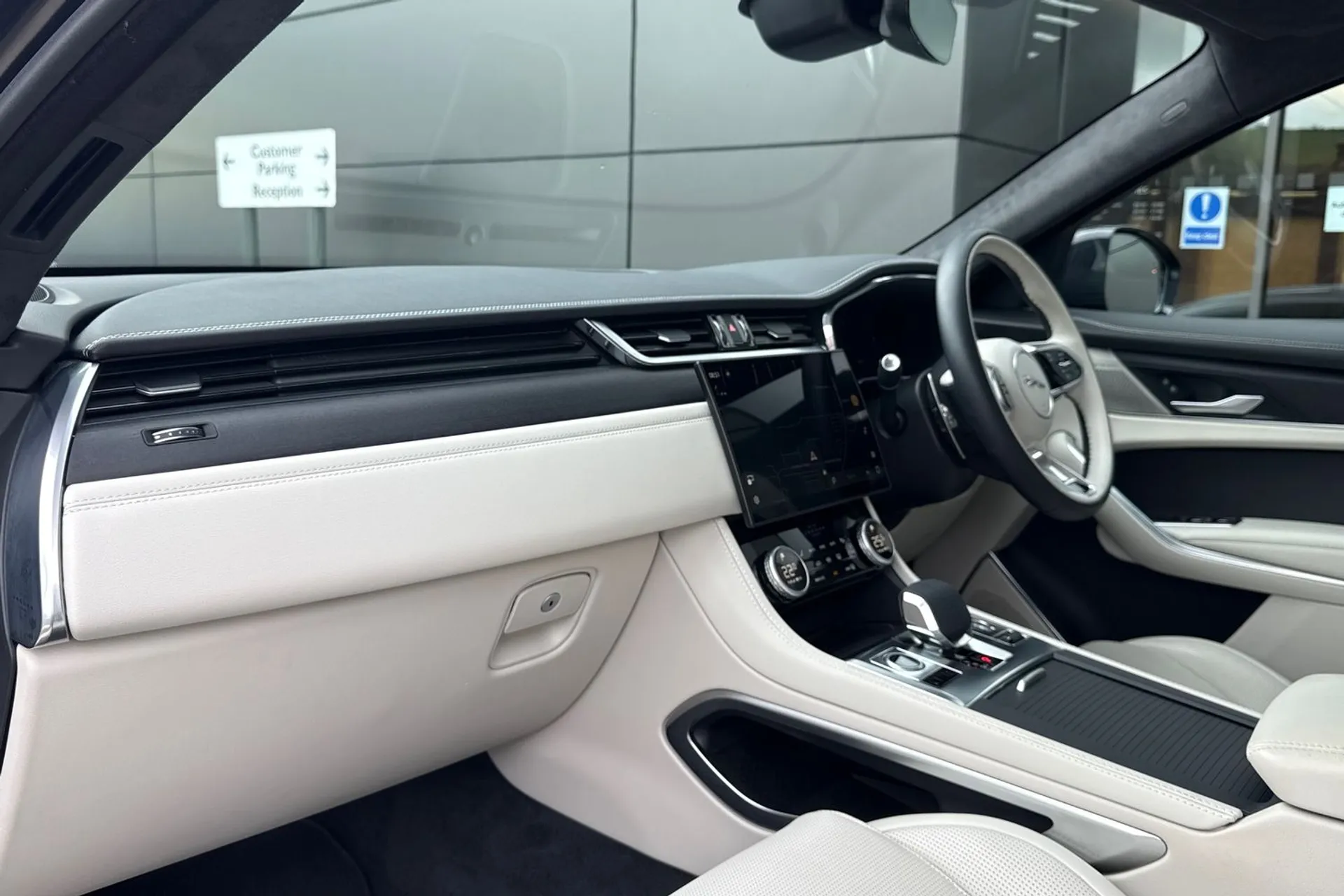 Jaguar F-PACE thumbnail image number 50