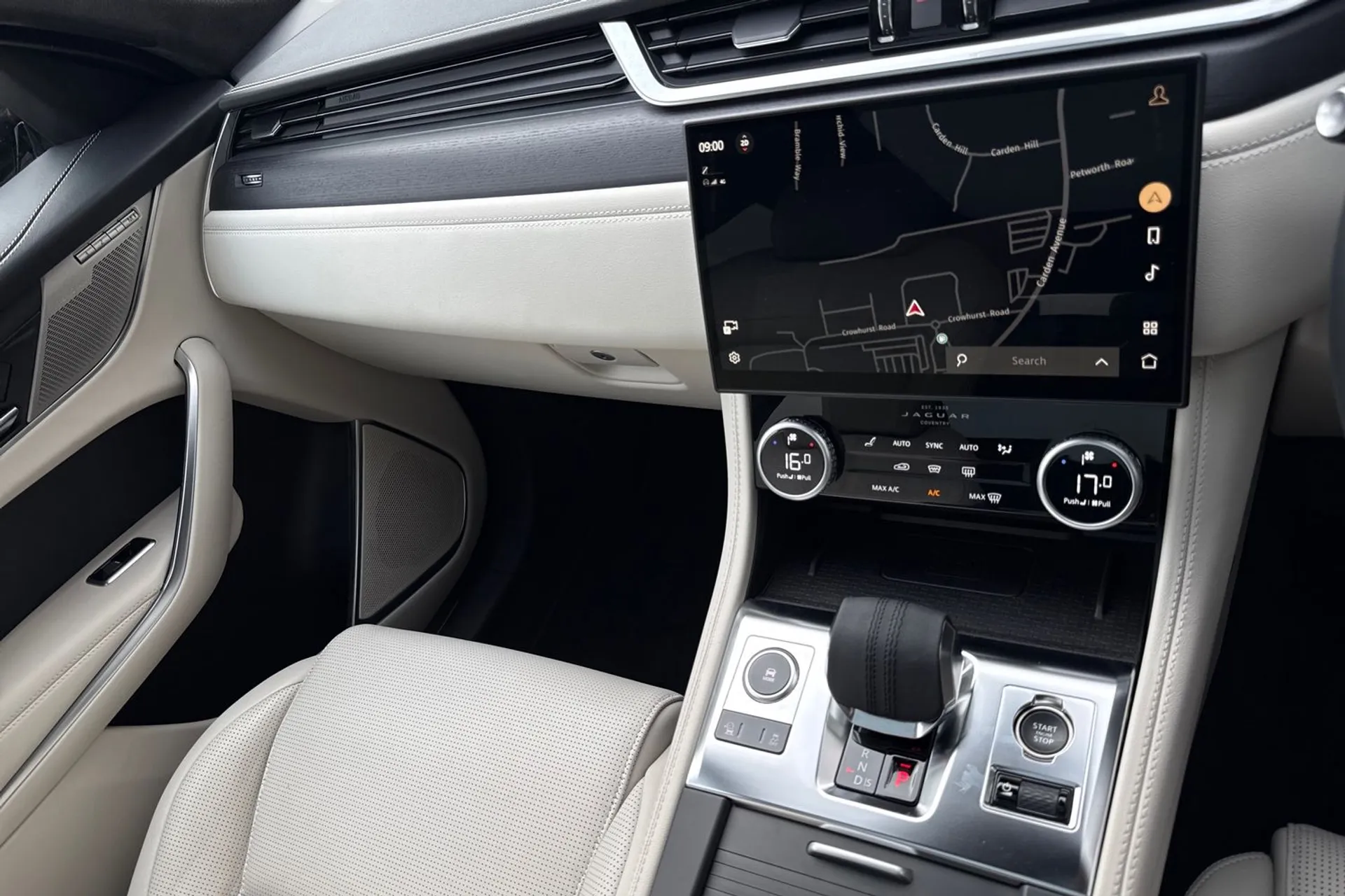 Jaguar F-PACE thumbnail image number 30