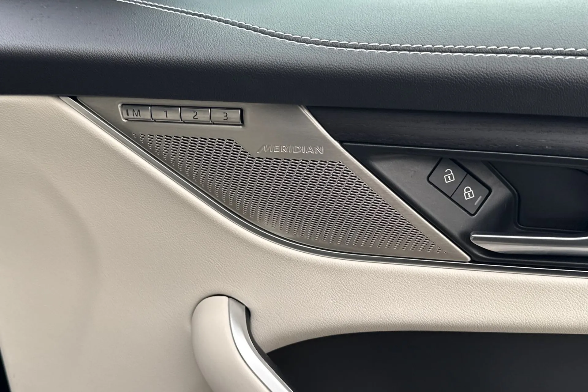 Jaguar F-PACE thumbnail image number 23