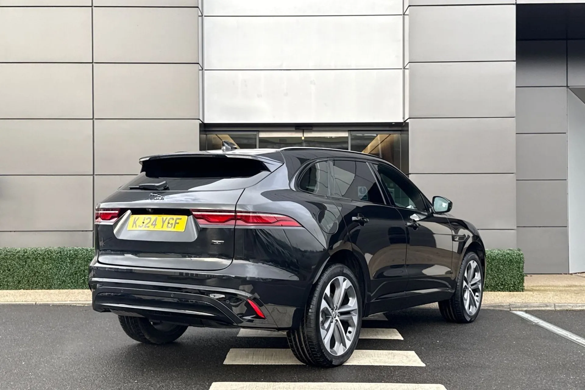 Jaguar F-PACE thumbnail image number 11
