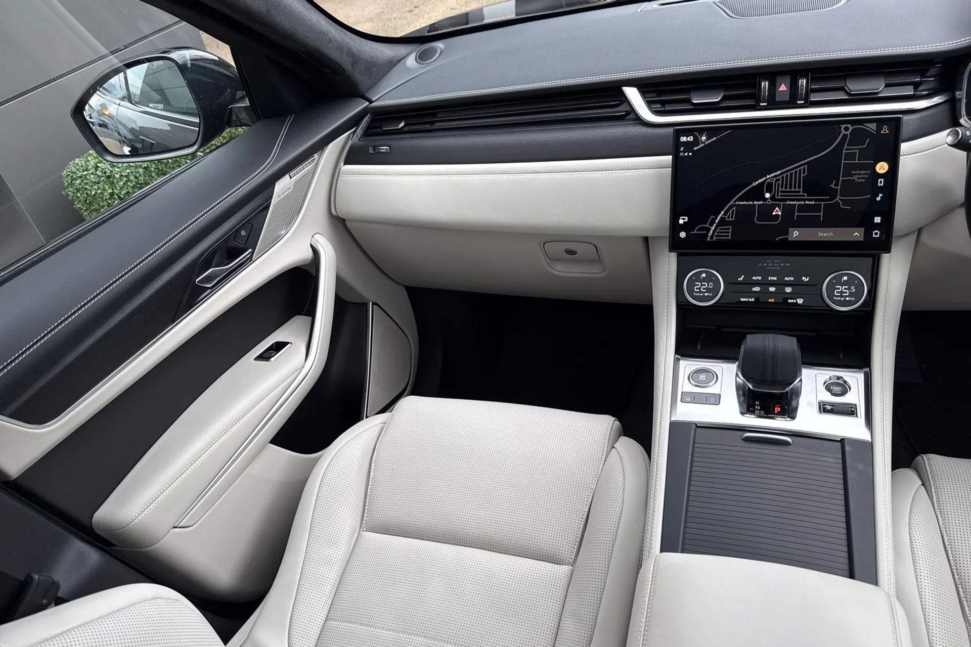 Jaguar F-PACE thumbnail image number 48