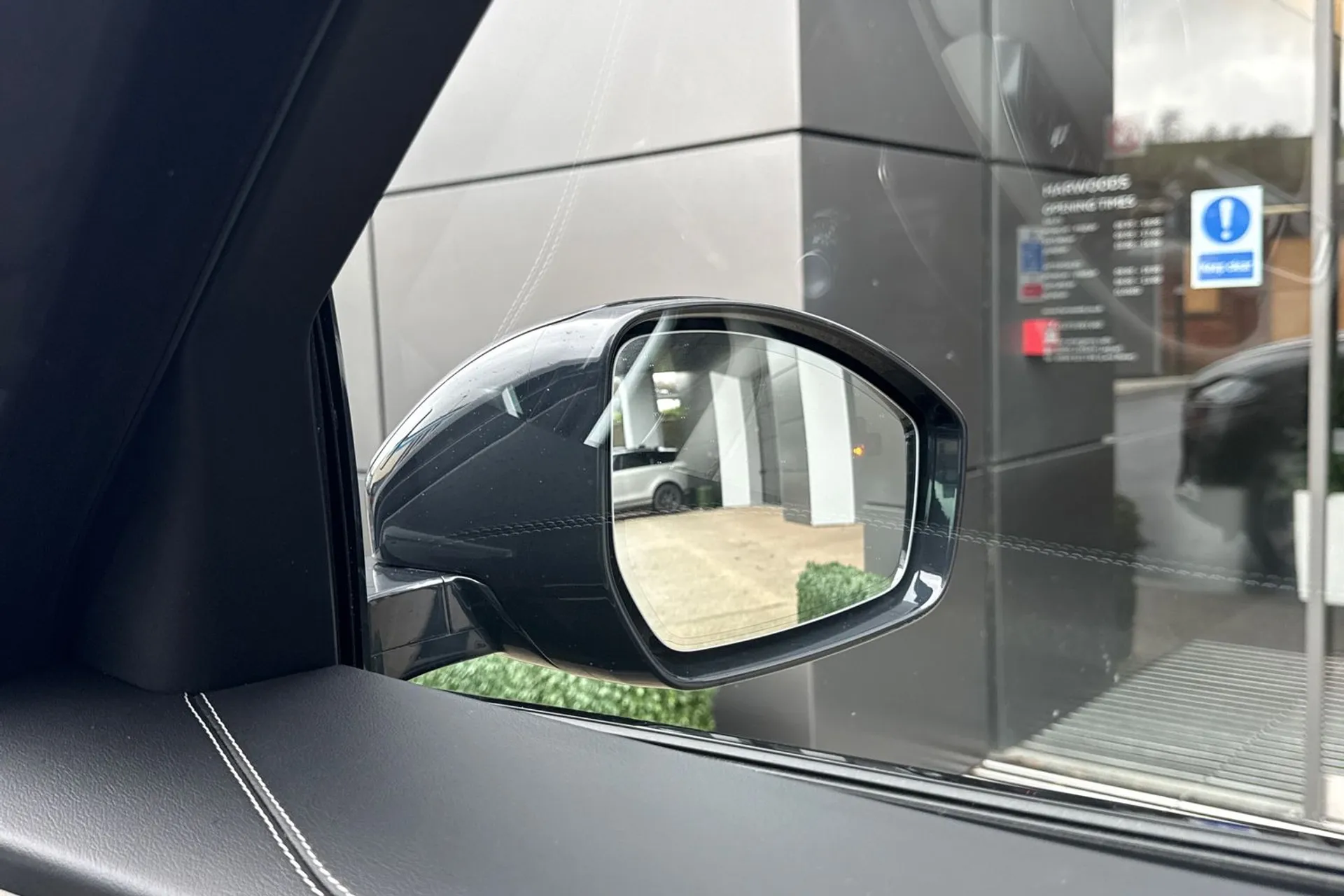 Jaguar F-PACE thumbnail image number 12