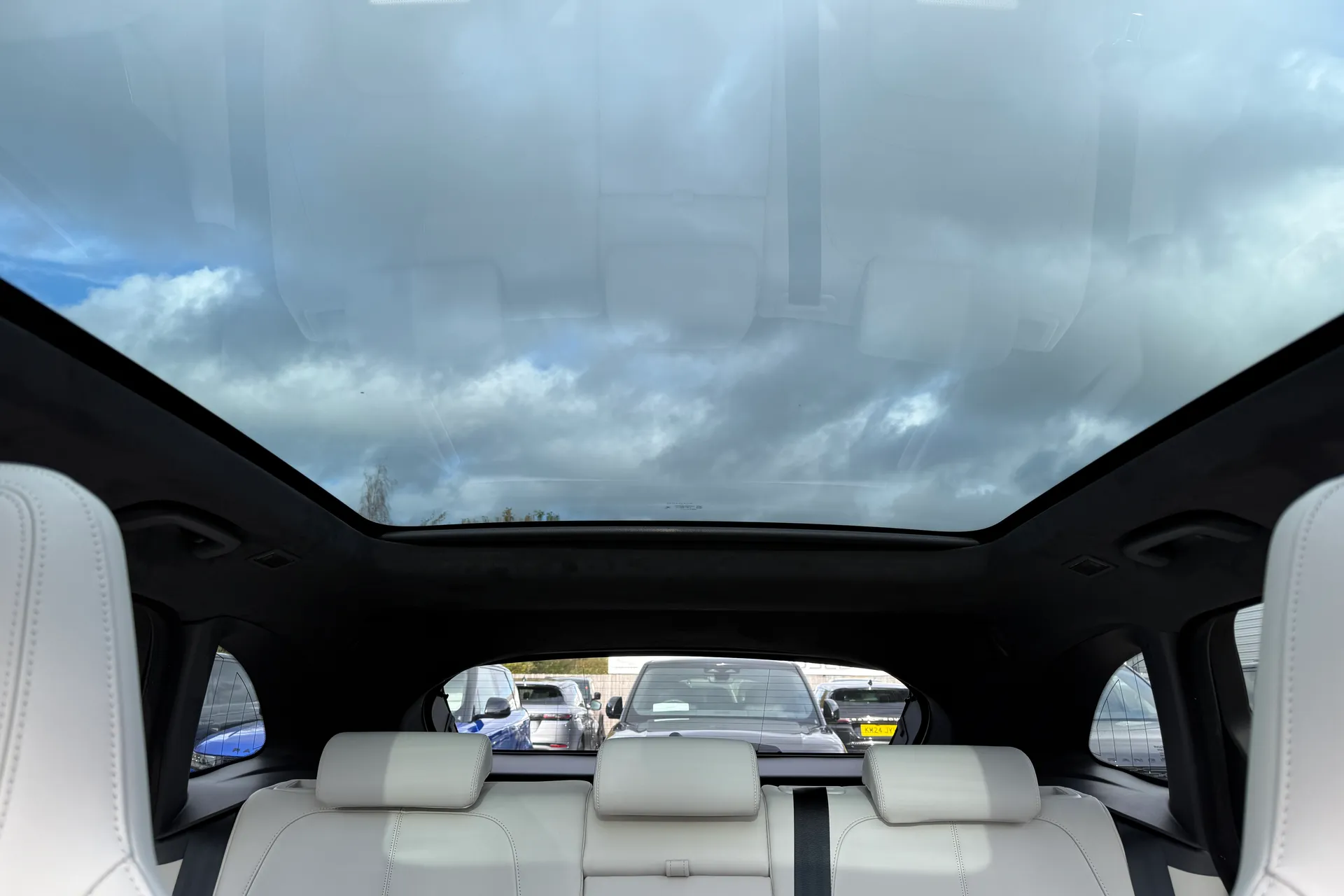 Jaguar F-PACE thumbnail image number 24