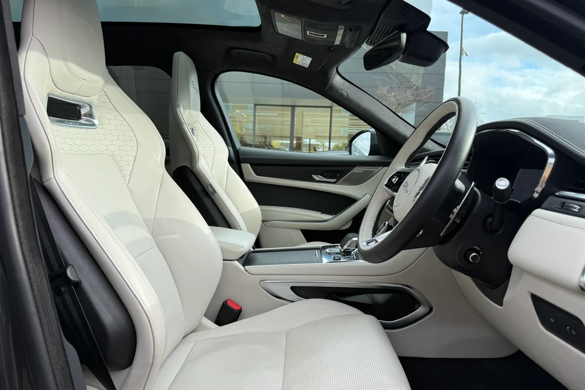 Jaguar F-PACE thumbnail image number 40