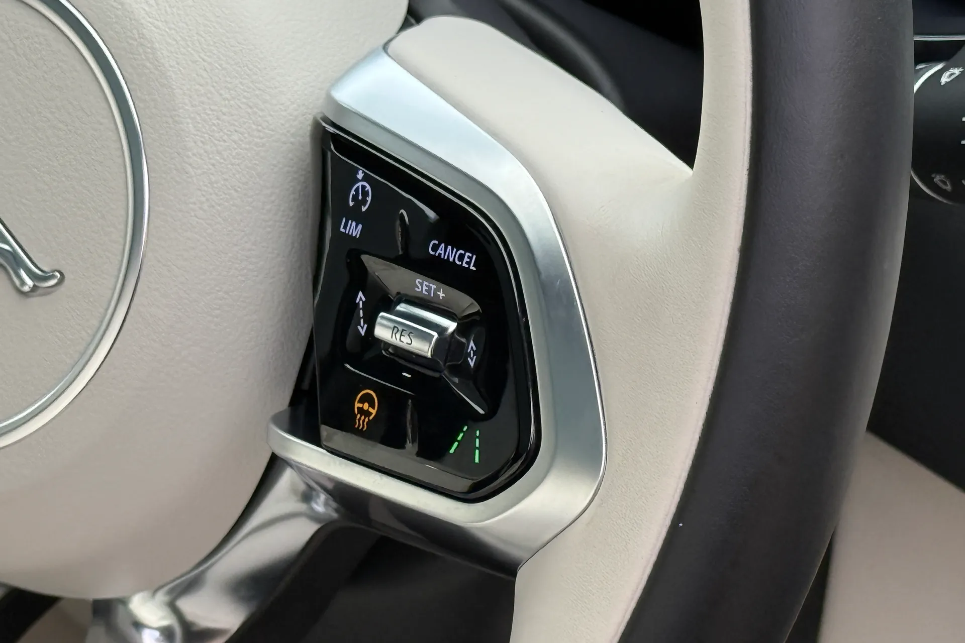 Jaguar F-PACE thumbnail image number 45