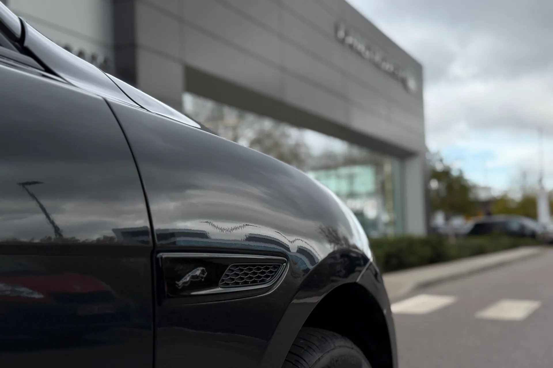 Jaguar F-PACE thumbnail image number 11