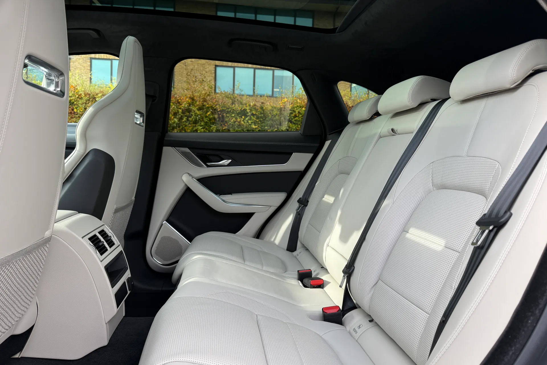 Jaguar F-PACE thumbnail image number 39