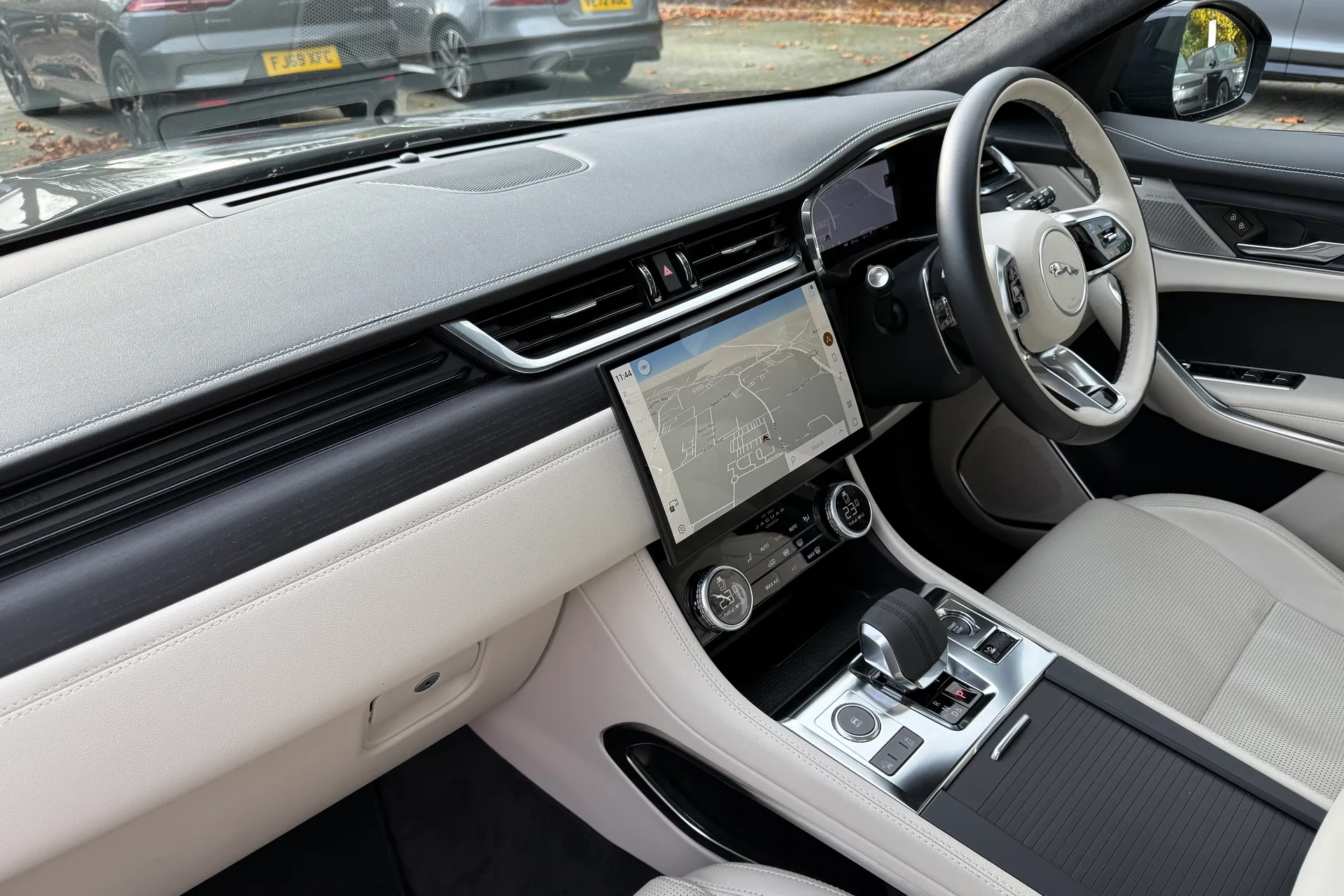 Jaguar F-PACE thumbnail image number 42