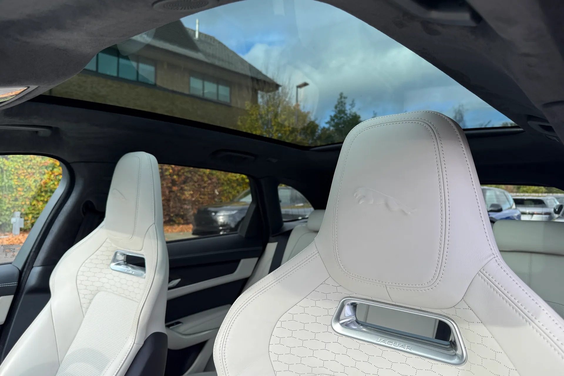 Jaguar F-PACE thumbnail image number 4