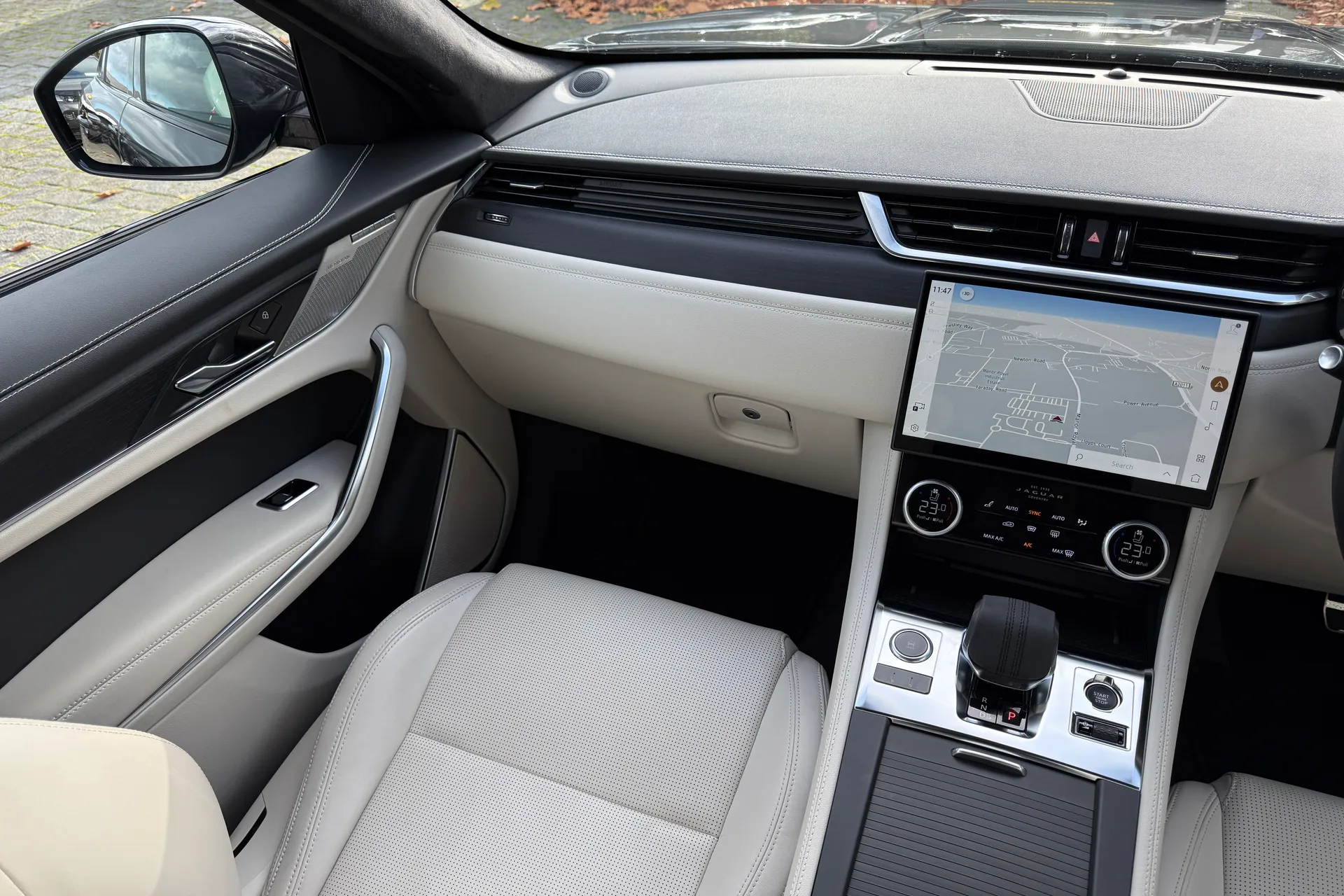 Jaguar F-PACE thumbnail image number 19