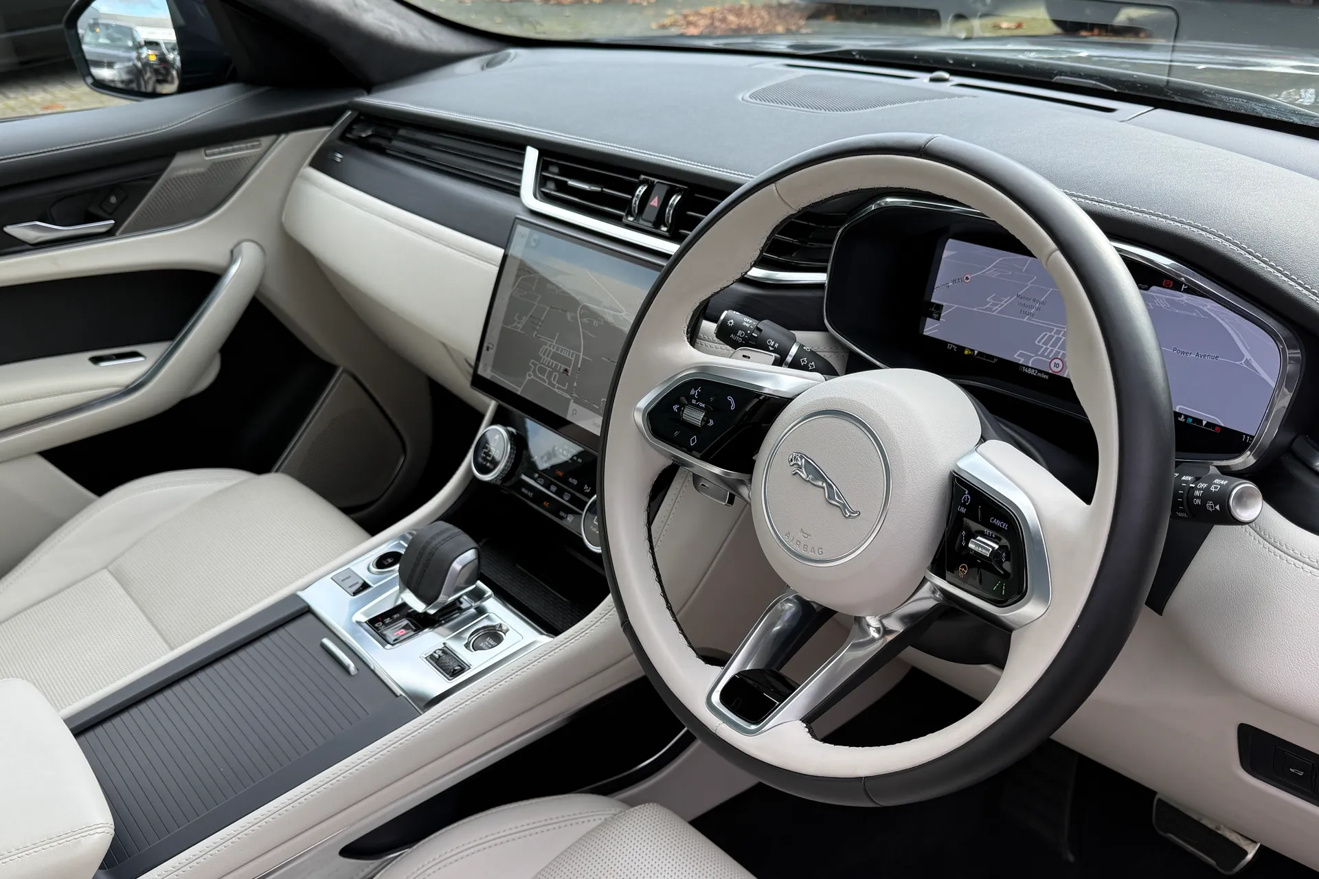 Jaguar F-PACE thumbnail image number 41